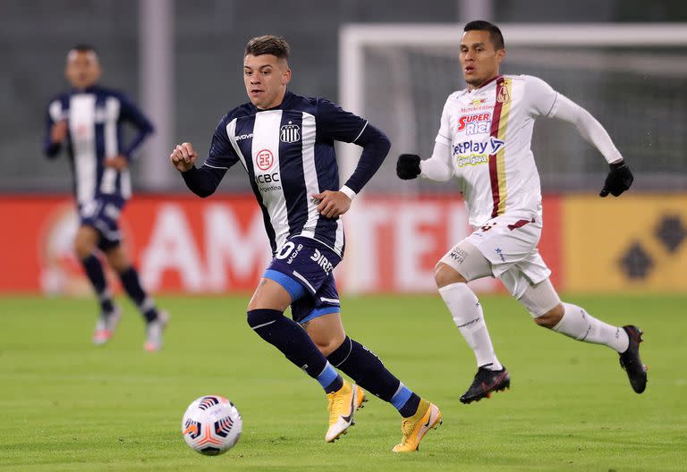 Conduce Diego García, de Talleres, y lo persigue Juan David Ríos, de Tolima, durante el 0-0 en Córdoba por la Copa Sudamericana.