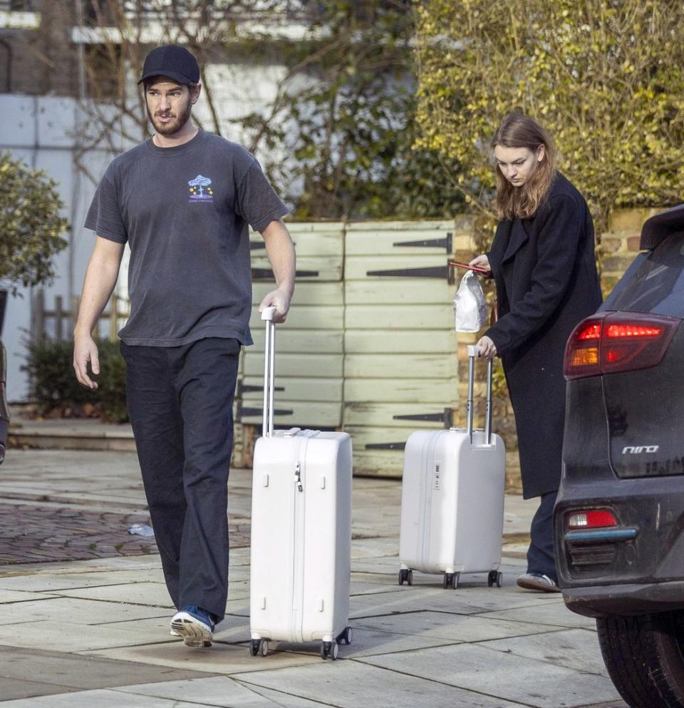 Andrew Garfield en las calles de Londres junto a la modelo Sports Illustrated Olivia Brower. El romance llega a la vida del actor luego de que los rumores indicaran, el año pasado, que tenía una relación con Florence Pugh