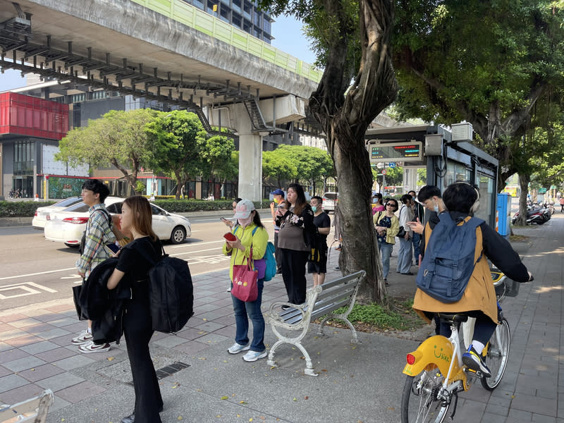 花蓮3日上午發生芮氏規模7.2地震，造成台北捷運停駛，部分通勤民眾轉搭公車與騎乘共享單車上班。 中央社記者王飛華攝  113年4月3日