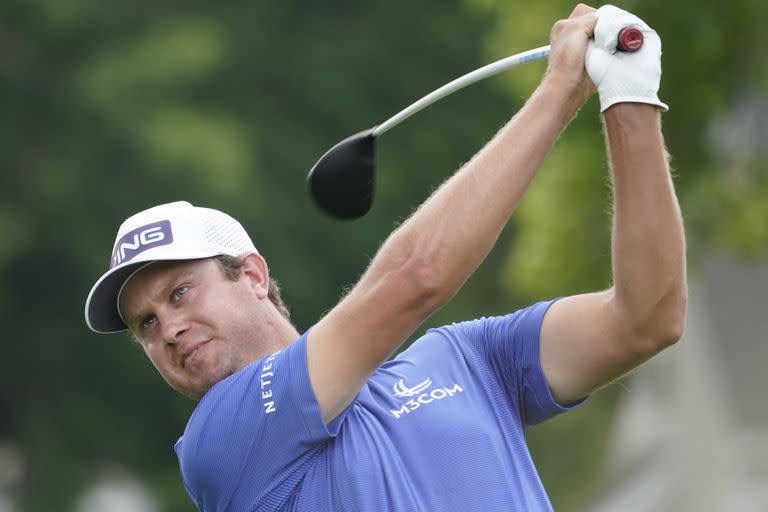 Harris English golpea en el tee del hoyo 3, durante el Travelers Championship