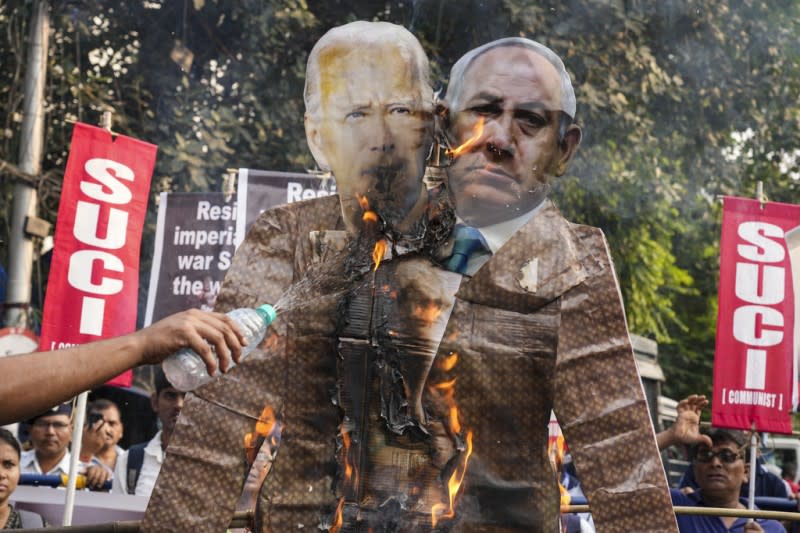 <cite>2023年11月1日，印度加爾各答的抗議者在街頭焚燒美國總統拜登和以色列總理納坦雅胡的肖像，抗議以色列在加薩的軍事行動。（美聯社）</cite>