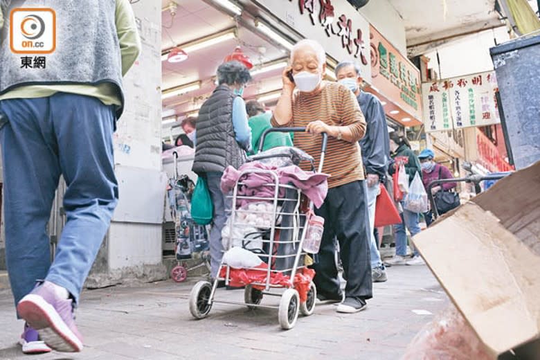 留港長者減少外出購物。