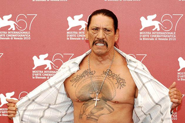 Robert Rodriguez‘ „Machete“ Danny Trejo hält ganz offensichtlich nichts davon, seine Tattoos der Öffentlichkeit vorzuenthalten. Zwei besonders große trägt der Schauspieler quer über seinem Brustkorb verteilt. (Bild: ddp images)
