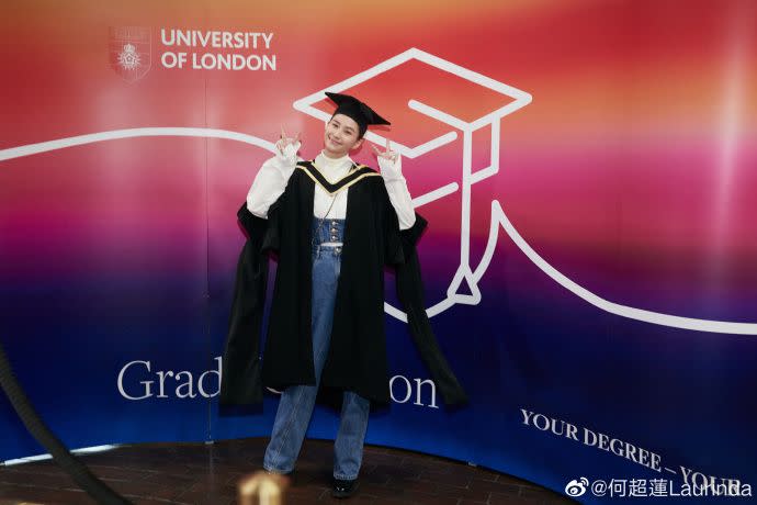 ▲何超蓮分享參加碩士畢業典禮的照片，並寫下「遲來的畢業典禮」。（圖／翻攝自何超蓮微博）