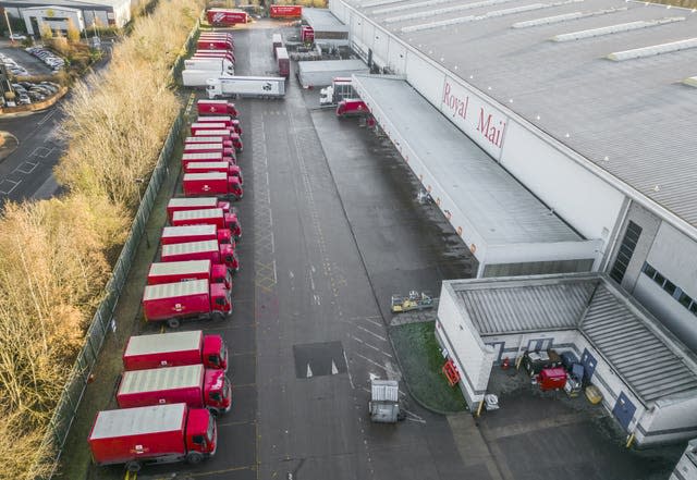 Vehículos de Royal Mail en Leeds Mail Center durante una huelga en diciembre