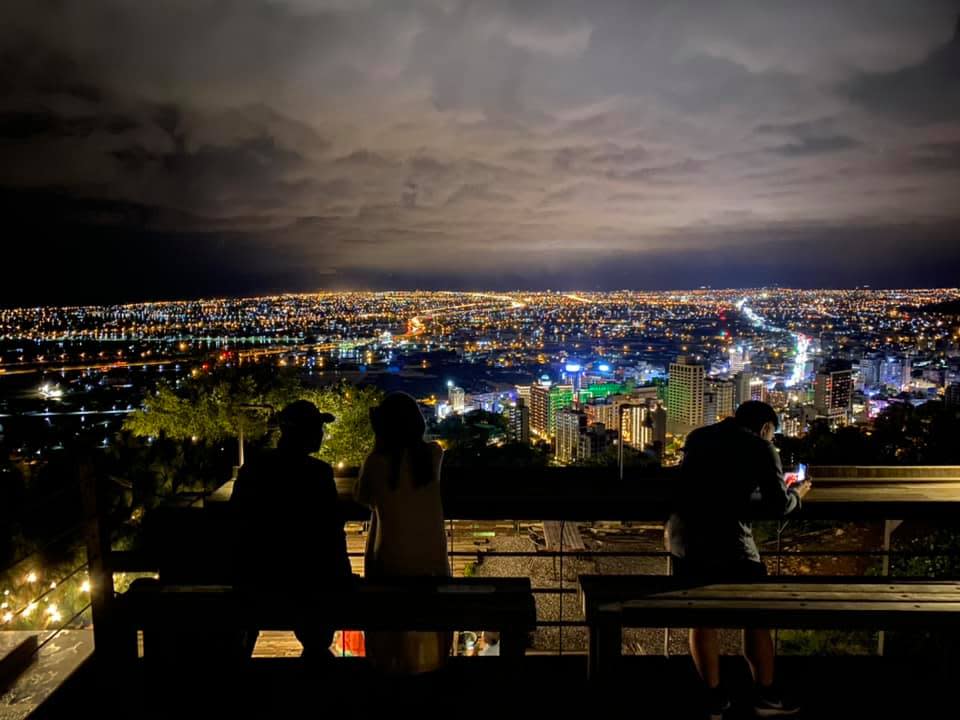 蘭陽平原百萬夜景盡收眼底。（圖片來源：空ㄟ農場官方臉書）