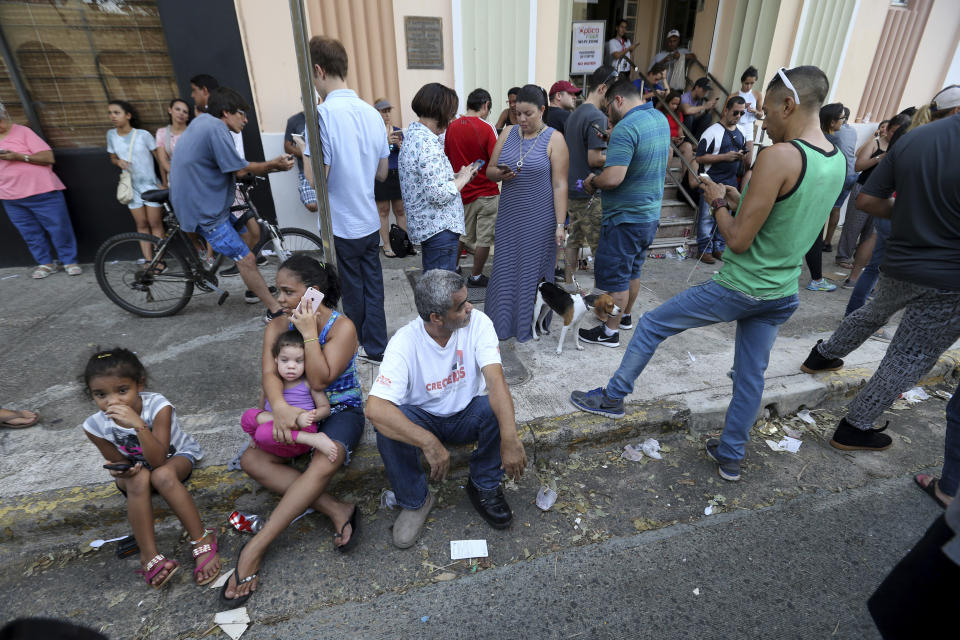 <p>Acceder a la comunicación es un recurso casi tan preciado como el agua y la electricidad después del paso del huracán María en Puerto Rico. (AP Photo/Gerald Herbert) </p>