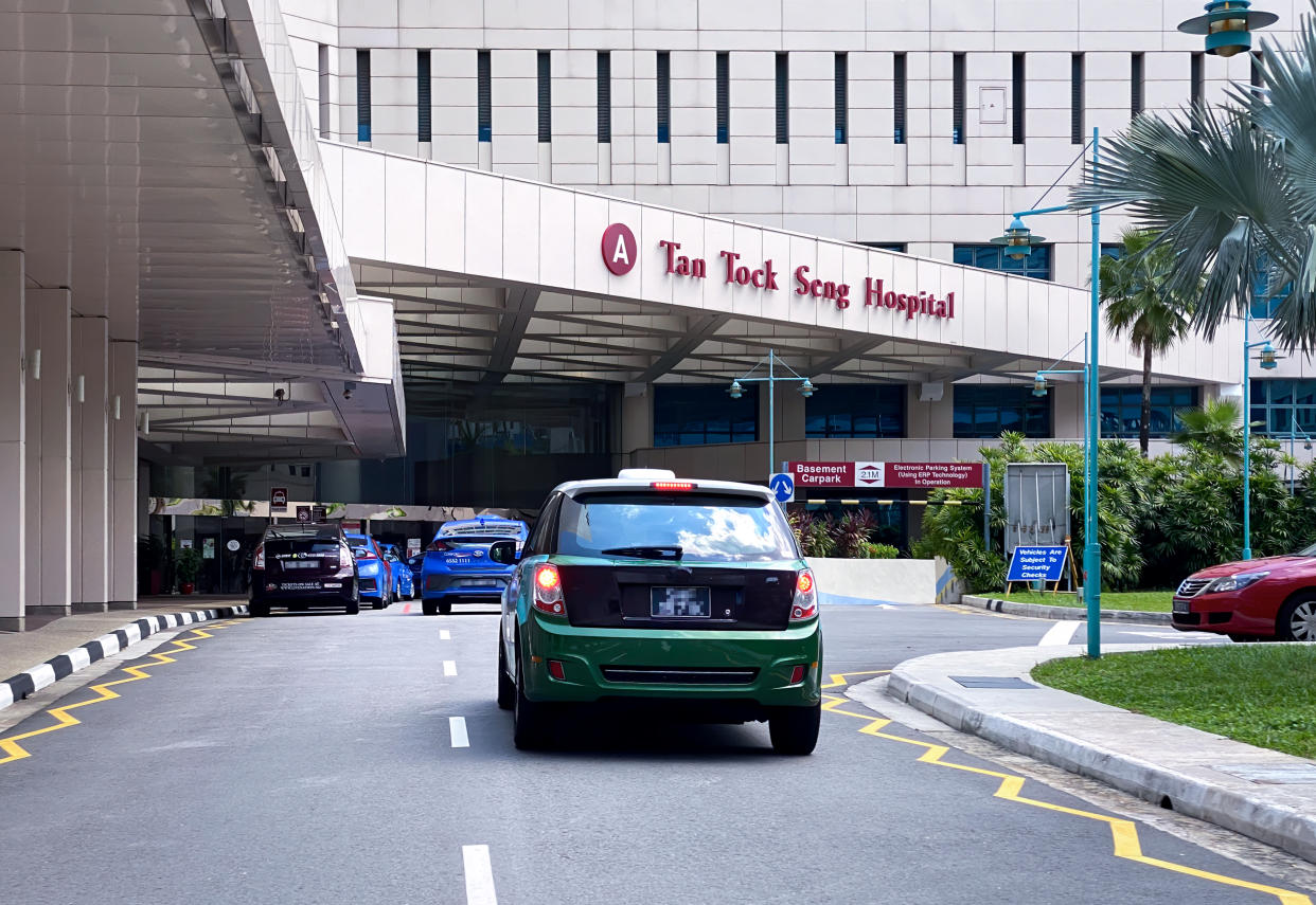 Entrance to Tan Tock Seng hospital; building exterior. Taxis arriving at the hospital. (PHOTO: Getty)