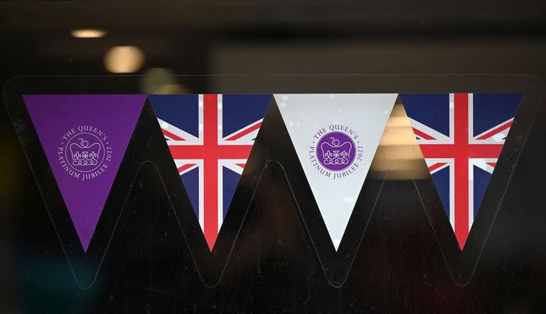 Las banderas de Unión y Platinum Jubilee se muestran en Colchester, este de Inglaterra, el 31 de mayo de 2022