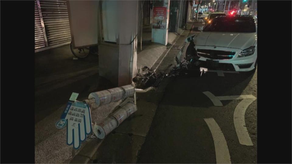 凌晨飆速 跑車撞毀公車站牌 駕駛跟乘客逃逸 警通知到案