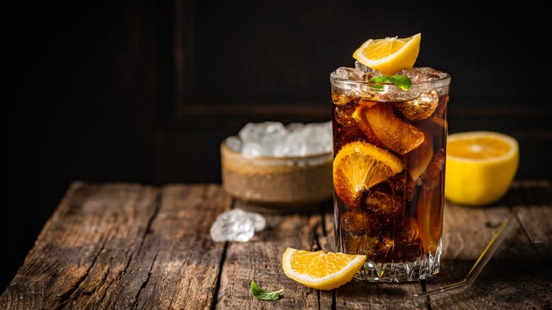 Long Island iced tea with lemon slices