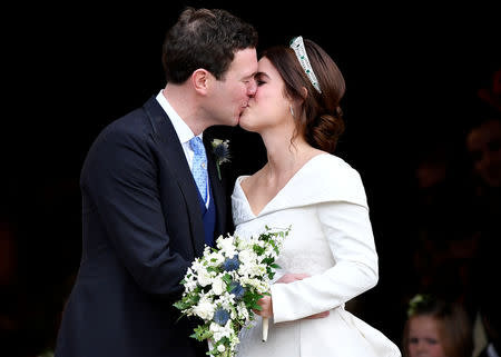La princesa Eugenie y Jack Brooksbank se besan después de su boda en la Capilla de San Jorge en el Castillo de Windsor, Windsor, Gran Bretaña, 12 de octubre de 2018. REUTERS / Toby Melville