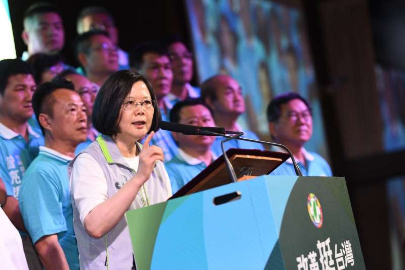 20180729-民主進步黨2018年輔選列車28日正式啟動，兼任民進黨主席的總統蔡英文29日連跑嘉義縣、嘉義市和雲林縣3個縣市，早上首場授旗給嘉義縣長參選人翁章梁以及鄉鎮市長和縣議員參選人。蔡英文致詞。（民進黨中央提供）