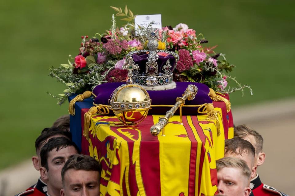 The coffin of the Queen, draped in the Royal Standard with the Imperial State Crown and the Sovereign’s orb and sceptre as well as a handwritten note (PA) (PA Wire)