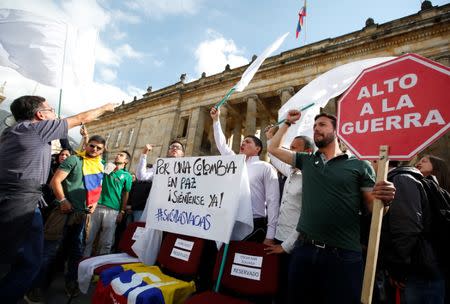 Estudiantes universitarios y personas a favor del acuerdo de paz protestan frente al Congreso en Bogotá, Colombia. 3 de octubre de 2016. Representantes del Gobierno de Colombia y la guerrilla de las FARC se reunieron de nuevo el martes en La Habana después de que el acuerdo de paz que negociaron por cuatro años fue rechazado en un plebiscito, en un nuevo capítulo de diálogos que podría extenderse por las demandas de quienes se oponen al pacto. REUTERS/John Vizcaino