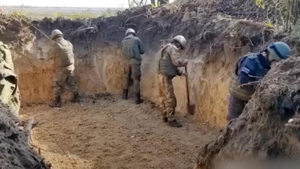 烏國分析，俄軍與來自中亞的勞工整個冬季都在挖掘戰壕。（圖／翻攝自《紐約郵報》）