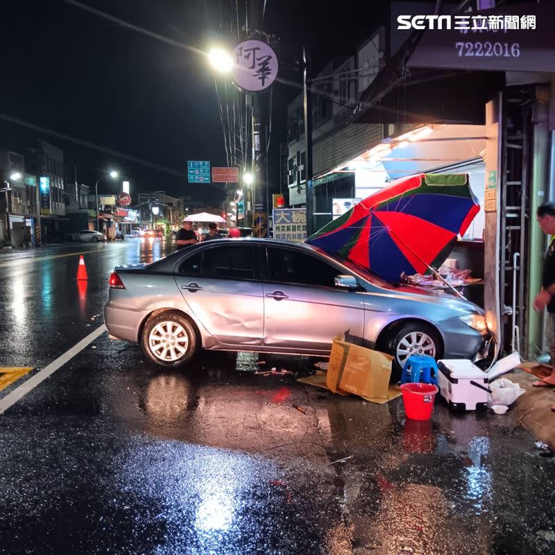 一輛轎車撞進台南市佳里區飲料店，一共7人送醫救治。（圖／翻攝畫面）