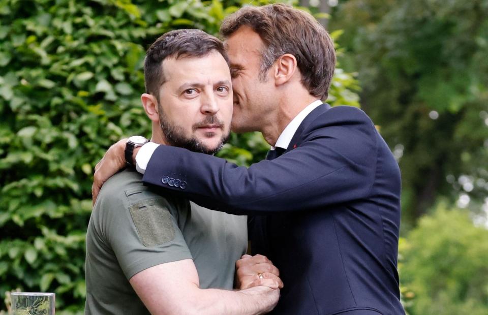 Ukrainian President Volodymyr Zelensky (L) and French Fresident Emmanuel Macron embrace after giving a press conference in Kyiv, on June 16, 2022 - LUDOVIC MARIN/AFP