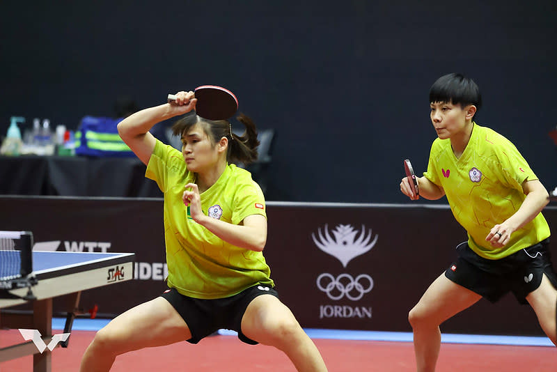 鄭怡靜（右）、李昱諄（左）挺進WTT安曼挑戰賽女雙4強。（昨（9）日比賽照，取自World Table Tennis）