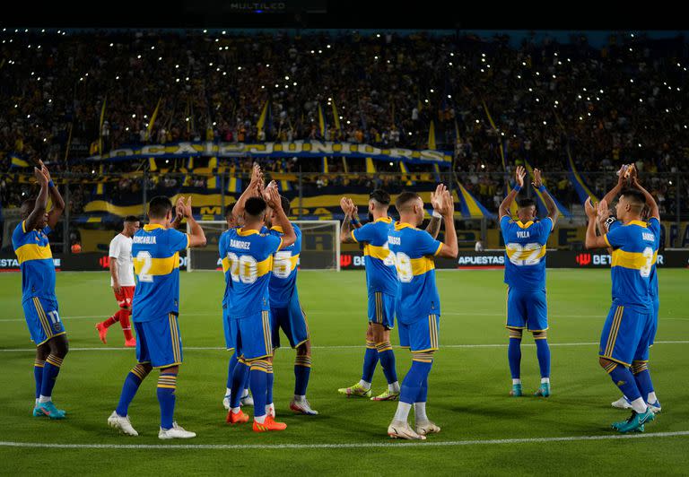 Los jugadores de Boca saludan a sus hinchas antes de disputar el amistoso con Independiente; el equipo todavía tiene mucho para mejorar