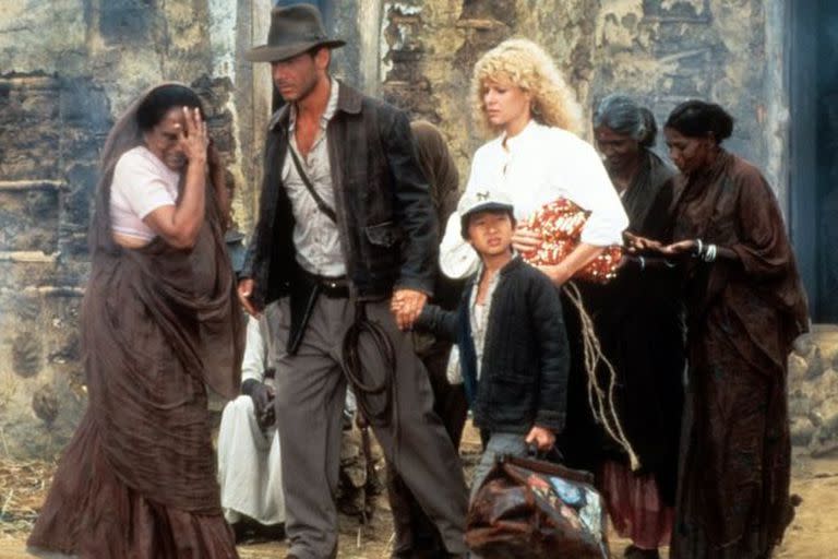 Harrison Ford y Ke Huy Quan de niño en una escena de Indiana Jones y el templo de la perdición