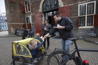 Una familia come algo en medio de un paseo en bicicleta en De Waag, cerca de Ámsterdam, el 2 de mayo del 2020. La pandemia de coronavirus está dando nuevo impulso a las bicicletas como alternativa al trasporte público. (AP Photo/Peter Dejong)