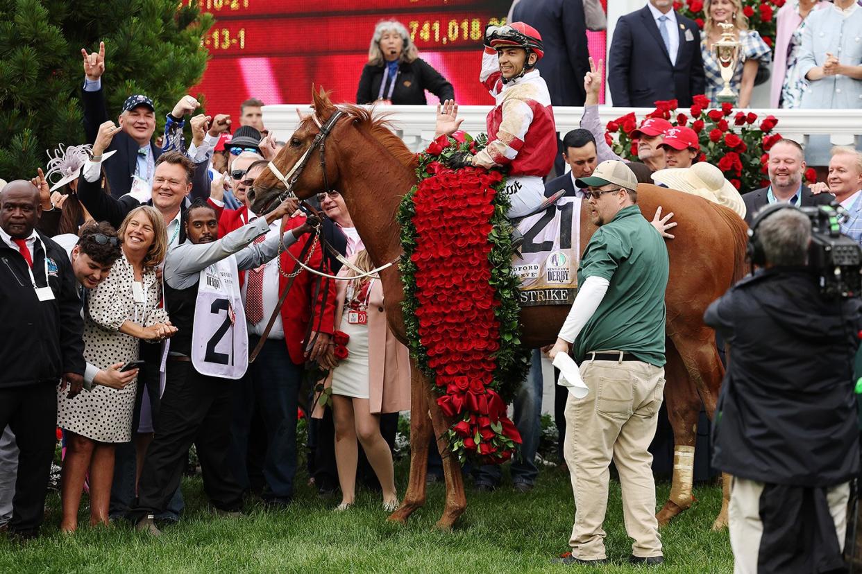 LOUISVILLE, KENTUCKY - MAY 07: Jockey Sonny Leon celebrates as he rides Rich Strike into the winner's circle after the horse's win during the 148th running of the Kentucky Derby at Churchill Downs on May 07, 2022 in Louisville, Kentucky. (Photo by Jamie Squire/Getty Images)