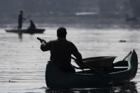 Un agricultor lleva una carretilla en su canoa mientras rema hasta su granja flotante, conocida como "chinampa", en Xochimilco, en la Ciudad de México, el 12 de agosto de 2021, mientras la capital mexicana se prepara para conmemorar el 500 aniversario de la caída de la capital azteca, Tenochtitlan. Los canales y jardines flotantes de Xochimilco son los últimos remanentes de un vasto sistema de transporte de agua construido por los aztecas para abastecer su capital. (AP Foto/Marco Ugarte)