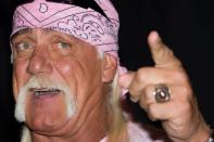 Le lutteur professionnel Hulk Hogan a appuyé Mitt Romney. (AP Photo/Charles Sykes)