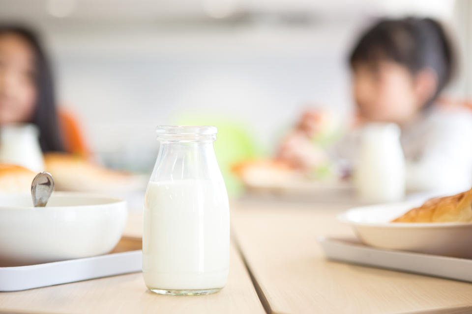 25日在日本宮城縣內有約300名學生喝完營養午餐的牛奶後，反映牛奶有異味，今天已知逾100人表示身體不適。（示意圖／Getty Images）