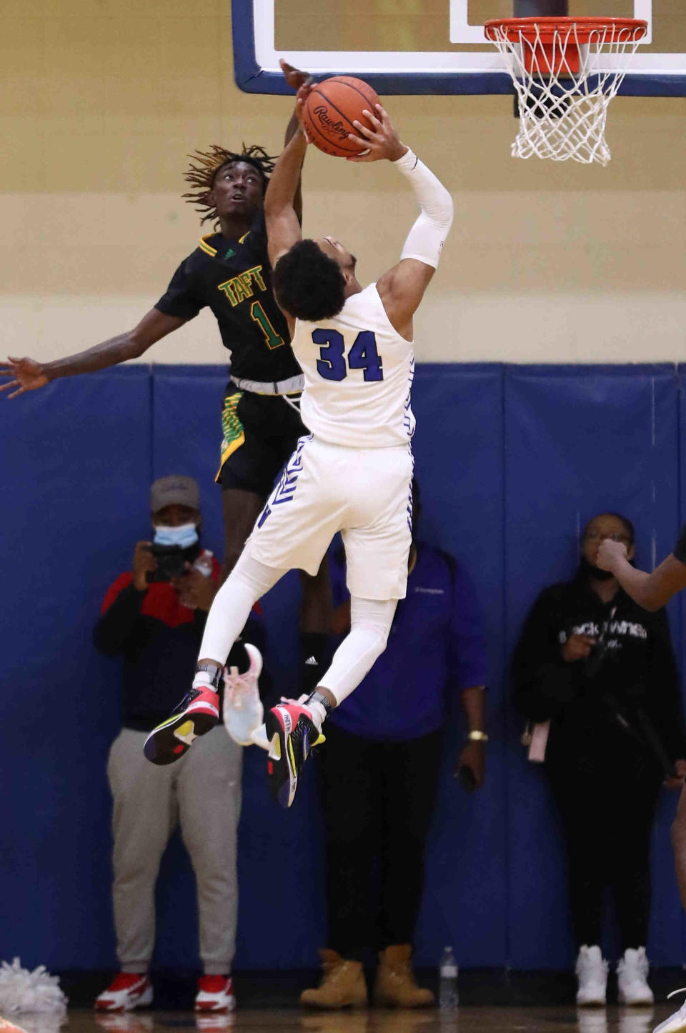 Woodward's Paul McMillan (34) drives to the basket against Taft's  Brandon Coomer during their basketball game, Tuesday, Jan. 11, 2022.