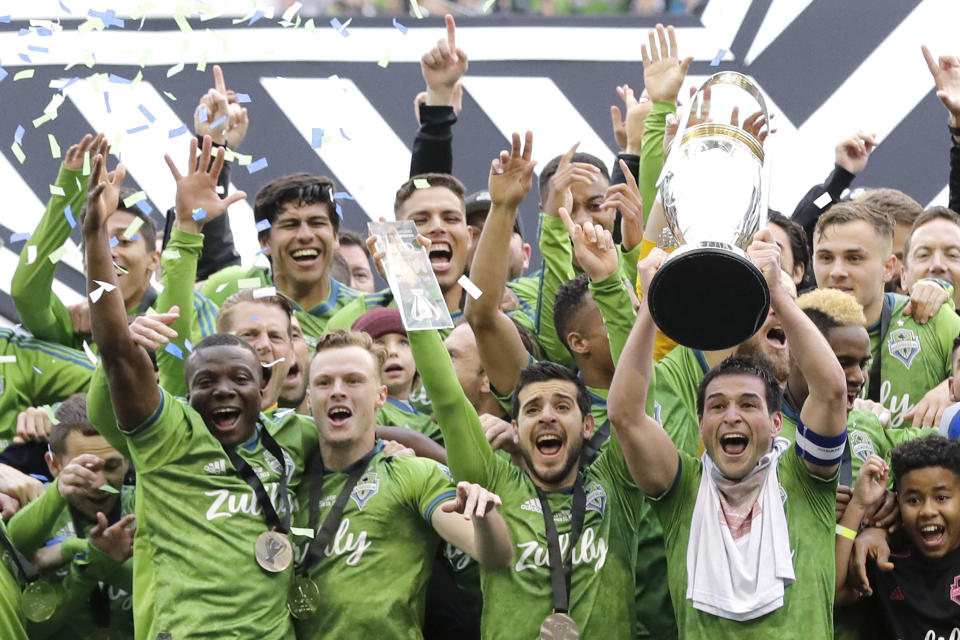 ARCHIVO - En esta foto del 10 de noviembre de 2019, el capitán Nicolás Lodeiro de los Sounders de Seattle alza el trofeo de campeones de la MLS tras vencer a Toronto FC en la final de la liga. (AP Foto/Ted S. Warren, archivo)