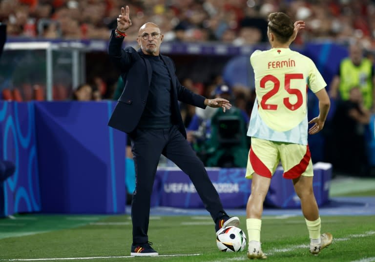 El seleccionador español Luis de la Fuente dirige a sus jugadores durante el triunfo 1-0 ante Albania, el 24 de junio en Dusseldorf (KENZO TRIBOUILLARD)