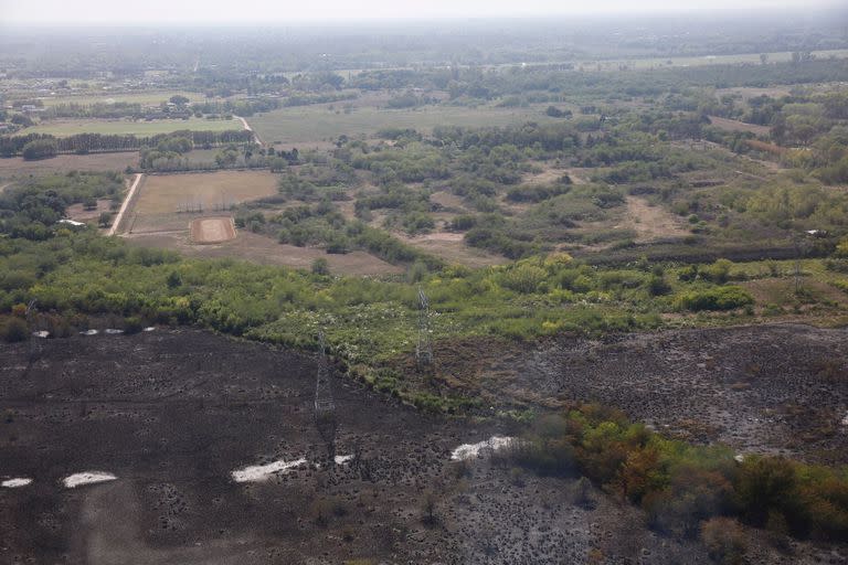 LA NACION sobrevoló el área incendiada por donde pasan líneas de alta tensión afectadas