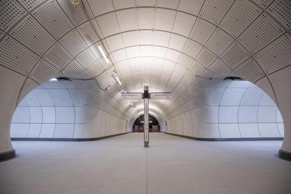 Elizabeth line: An image of Farringdon's eastbound concourse (Crossrail )