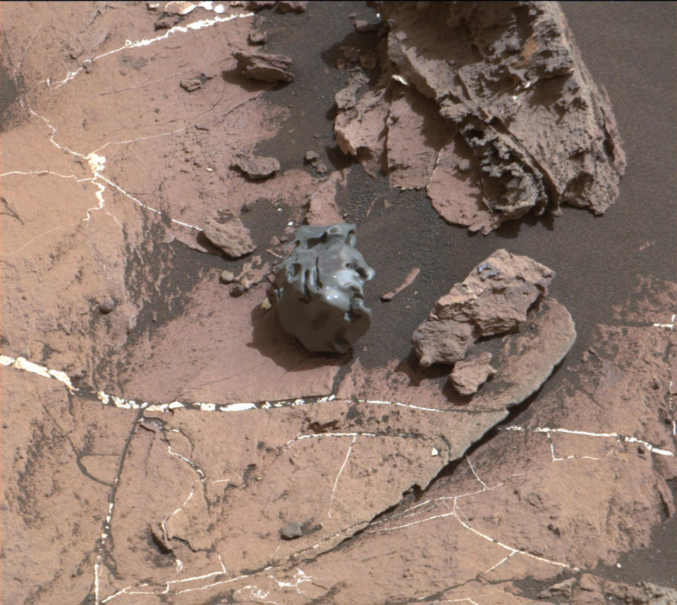 <p>2016 fand der Mars-Rover Curiosity nahe dem Gale-Krater dieses seltsame eiserne Gebilde. Es handelt sich dabei um einen handflächengroßen Meteoriten. Von Wissenschaftlern bekam er den Namen “Egg Rock” (deutsch: “Eierfelsen”) verpasst. (Bild: NASA) </p>