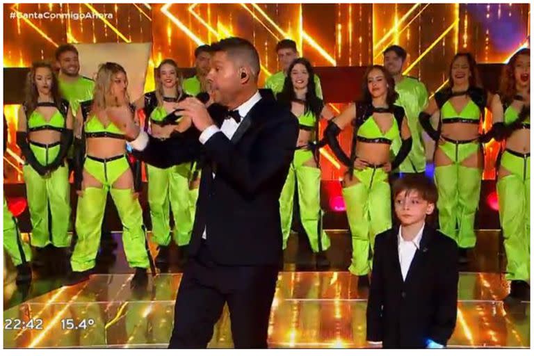 Marcelo Tinelli y su hijo Lorenzo en el arranque de Canta Conmigo Ahora (Foto: Captura de video)