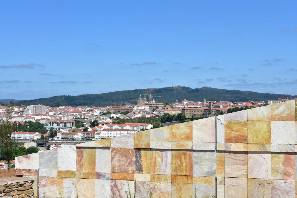 La catedral de Santiago de Compostela vista desde la Cidade da Cultura, ubicada en el Monte Gaiás, a tres kilómetros en línea recta. <a href="https://www.shutterstock.com/es/image-photo/santiago-spain-july-21-2019-cidade-1461821174" rel="nofollow noopener" target="_blank" data-ylk="slk:Shutterstock / jmbf;elm:context_link;itc:0;sec:content-canvas" class="link ">Shutterstock / jmbf</a>