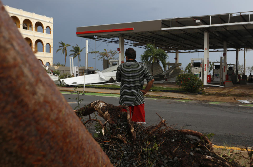 SJ104. SAN JUAN (PUERTO RICO), 20/09/2017.- Vista de los daños causados por el huracán María hoy, jueves 21 de septiembre de 2017, a su paso por San Juan (Puerto Rico). El presidente de EEUU, Donald Trump, aprobó la declaración de “desastre” para Puerto Rico por el impacto del huracán María en la isla, donde causó al menos un muerto y dejó casi a la totalidad de sus 3,5 millones de habitantes sin energía eléctrica, informó hoy la Casa Blanca. EFE/Thais Llorca