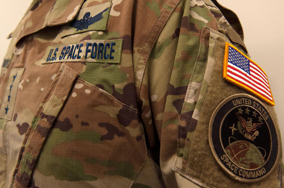 So sieht die Uniform der Space Force aus. Aber ob die neue Einheit damit wohl ungesehen durch das Weltall unterwegs sein wird, fragten sich anscheinend sehr viele User. (Bild: U.S. Space Force/Handout via Reuters)