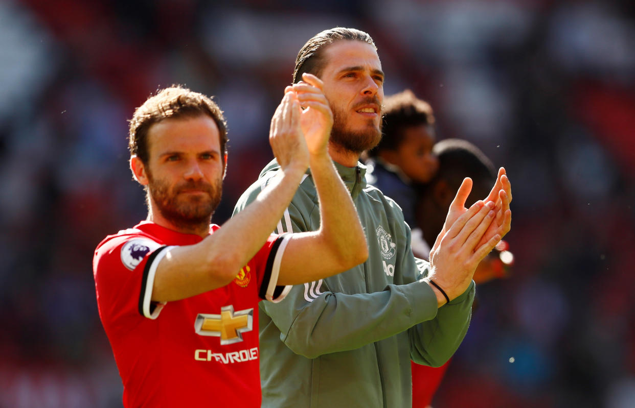 Los españoles Mata (izquierda) y De Gea en el Manchester United. Foto: Reuters/Jason Cairnduff.