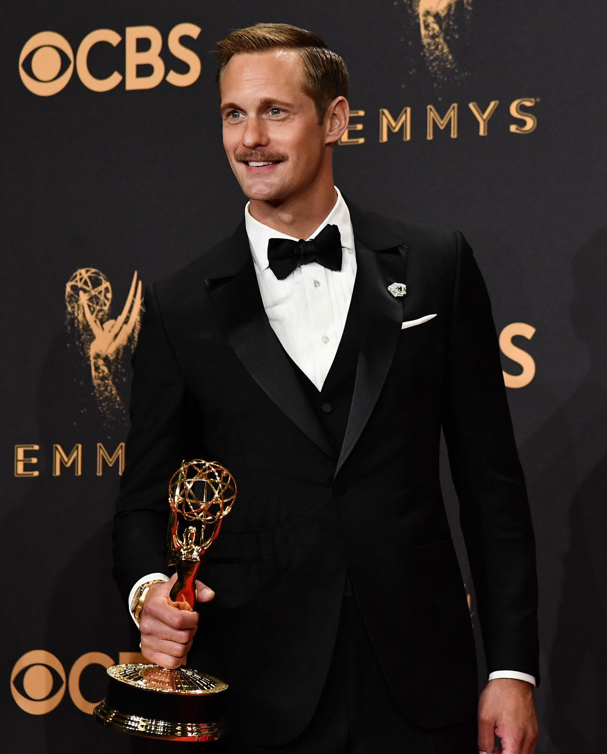 Noch im September zeigte sich Alexander Skarsgard bei den Emmys mit gewohnter Kurzhaarfrisur. (Bild: REX/Shutterstock)