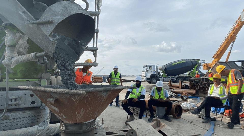 Trabajadores chinos y guyaneses de una obra de construcción en Guyana