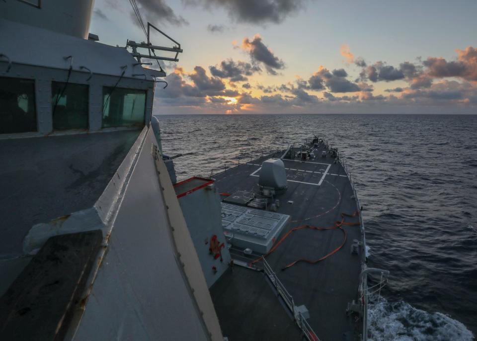 美軍勃克級飛彈驅逐艦「班福特號(DDG-65)」在南海執行航行自由行動。   圖：翻攝7th Fleet推特