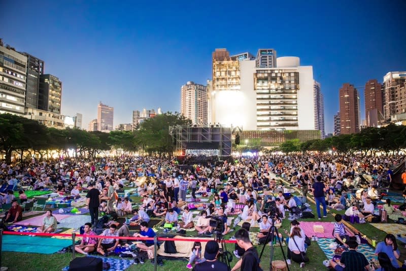 台中爵士音樂節湧人潮 台中市政府舉辦的爵士音樂節每年吸引大批人潮，民 進黨台中市議員林祈烽14日建議，有許多場館未使 用，可加入作為展演場地。市長盧秀燕表示，年輕人 希望參加「大家在一起」的活動，跨年晚會就是如 此。 （台中市政府提供） 中央社記者趙麗妍傳真  113年3月14日 