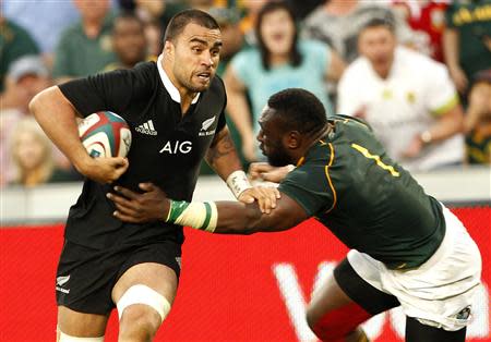 New Zealand's All Blacks Liam Messam (L) is challenged by South Africa's Tendai Mtawarira, during the final round of the Rugby Championship at Ellis Park stadium in Johannesburg,October 5, 2013. REUTERS/Siphiwe Sibeko