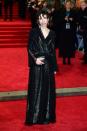 <p>Die „Paddington“-Darstellerin Sally Hawkins beeindruckte in einem glitzernden Kleid in Wickeloptik mit Cut-outs und langen Ärmeln. (Bild: Getty Images) </p>