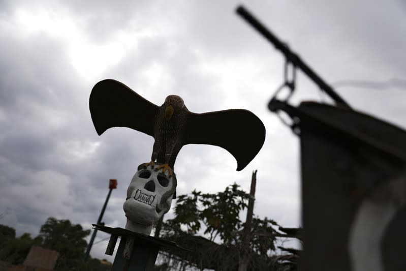 Una escultura es vista cerca de una casa donde un residente murió después de ser fusilado por miembros de la Fuerza de Acción Especial de la Policía Nacional de Venezuela (FAES), en Barquisimeto, Venezuela