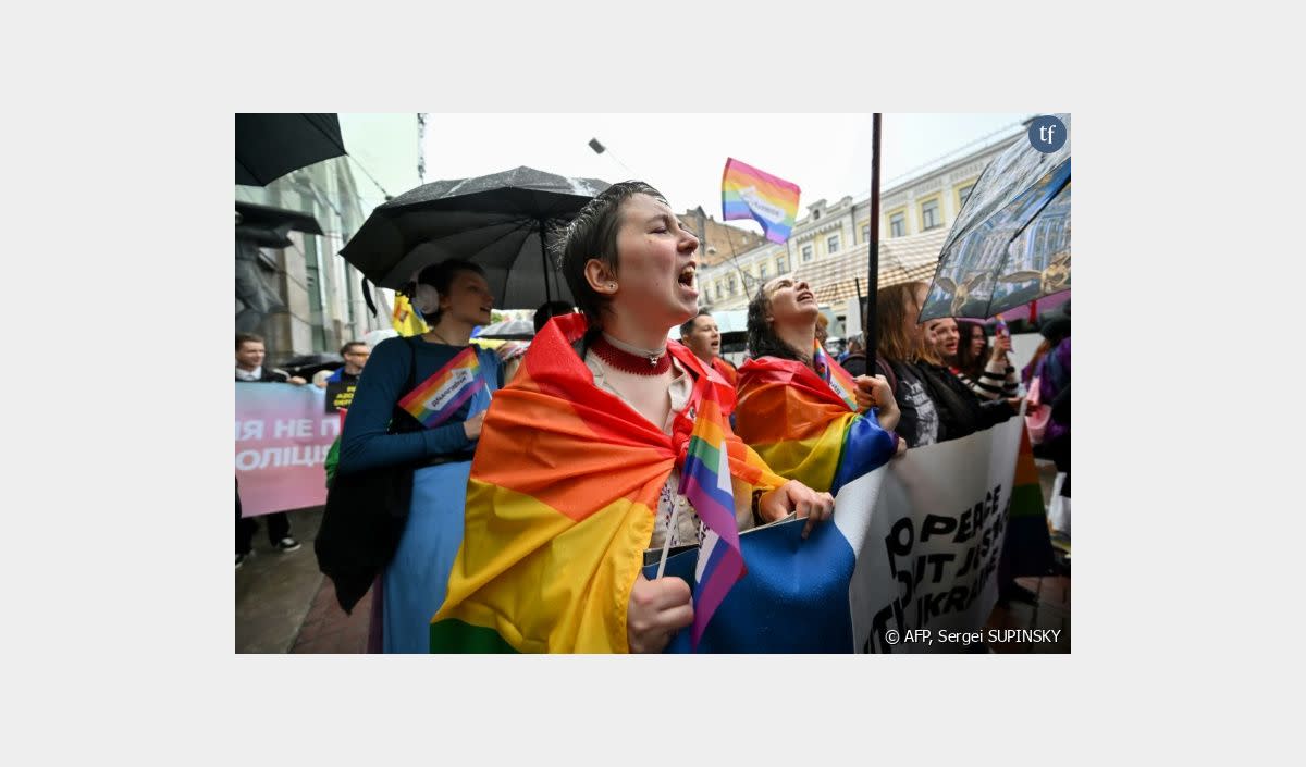 "Nos droits sont bafoués, nous les défendons !" : à Kiev, la première Marche des fiertés depuis l'invasion russe est un acte de résistance Des participants à la Marche des fiertés homosexuelles à Kiev, le 16 juin 2024 en Ukraine - AFP, Sergei SUPINSKY