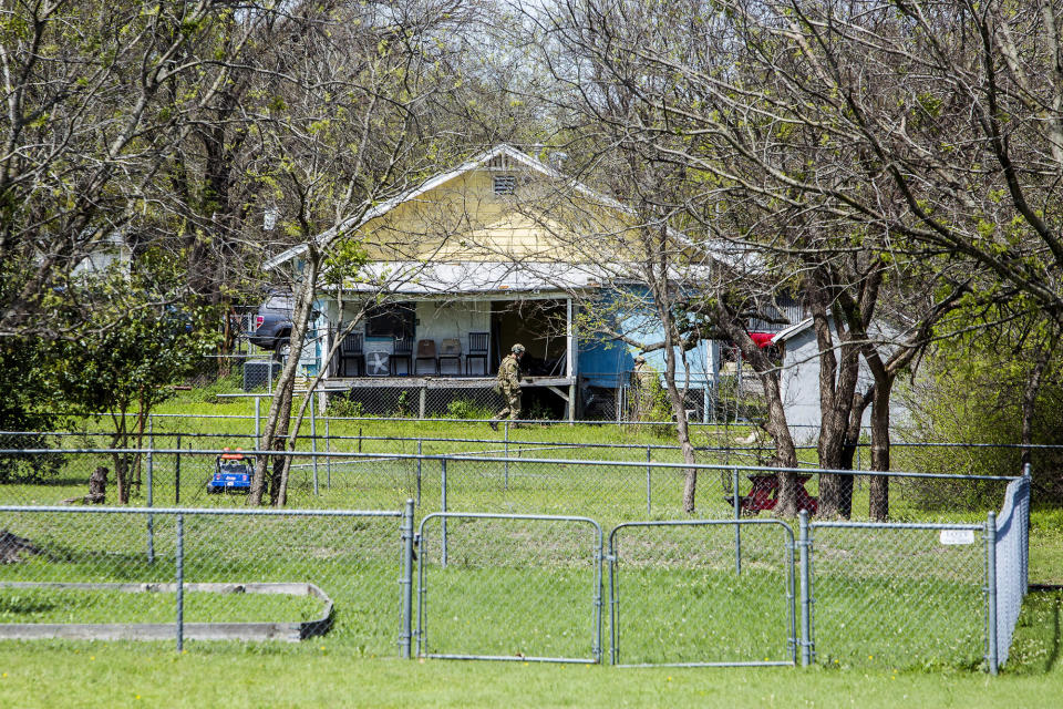 <p>Law enforcement search the home of suspected Austin bomber Mark Anthony Conditt on March 21, 2018 in Pflugerville, Texas. (Photo: Drew Anthony Smith/Getty Images) </p>